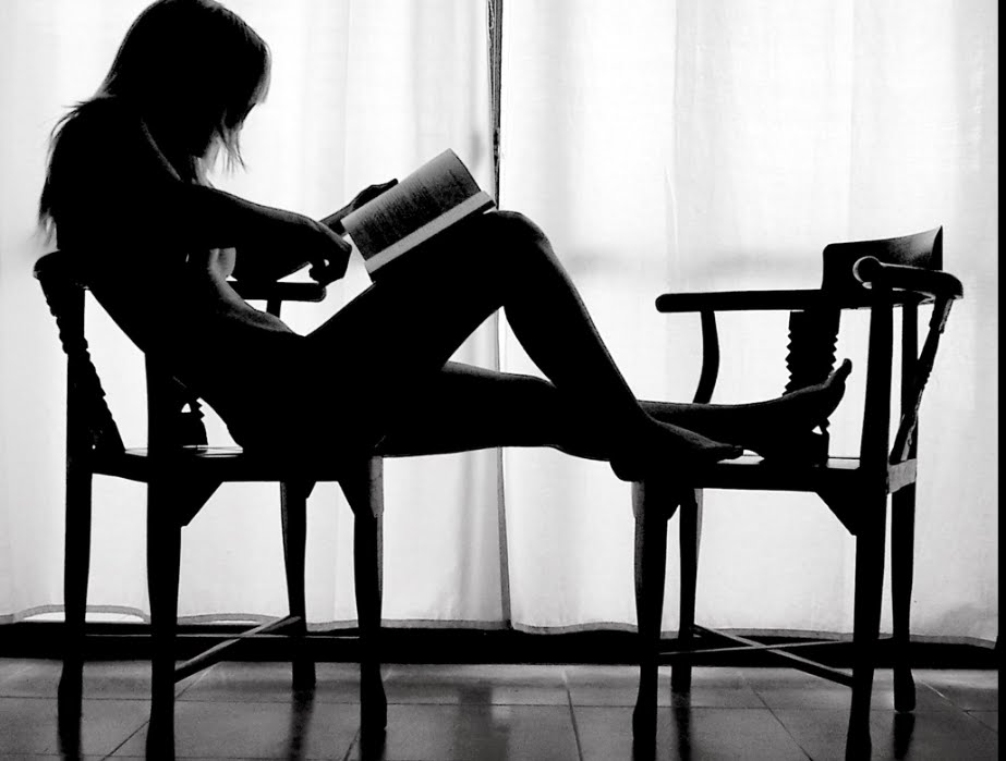 Mujer-leyendo-en-silla